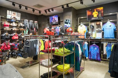 KUALA LUMPUR, MALAYSIA - CIRCA JANUARY, 2020: Kuala Lumpur 'daki Suria KLCC alışveriş merkezindeki Puma mağazasının iç çekimi.