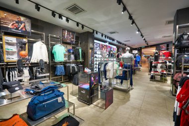 KUALA LUMPUR, MALAYSIA - CIRCA JANUARY, 2020: Kuala Lumpur 'daki Suria KLCC alışveriş merkezindeki Puma mağazasının iç çekimi.