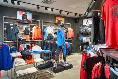 KUALA LUMPUR, MALAYSIA - CIRCA JANUARY, 2020: Kuala Lumpur 'daki Suria KLCC alışveriş merkezindeki Puma mağazasının iç çekimi.