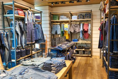 KUALA LUMPUR, MALAYSIA - CIRCA JANUARY, 2020: Kuala Lumpur 'daki Suria KLCC alışveriş merkezinin iç çekimi.