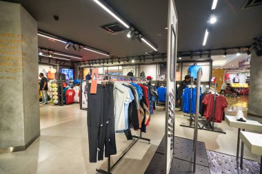 KUALA LUMPUR, MALAYSIA - CIRCA JANUARY, 2020: Kuala Lumpur 'daki Suria KLCC alışveriş merkezindeki Adidas mağazasının iç çekimi.