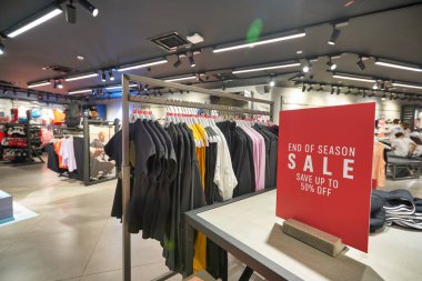 KUALA LUMPUR, MALAYSIA - CIRCA JANUARY, 2020: Kuala Lumpur 'daki Suria KLCC alışveriş merkezindeki Adidas mağazasının iç çekimi.