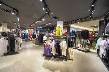 KUALA LUMPUR, MALAYSIA - CIRCA JANUARY, 2020: Kuala Lumpur 'daki Suria KLCC alışveriş merkezindeki Adidas mağazasının iç çekimi.