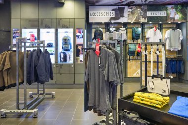 KUALA LUMPUR, MALAYSIA - CIRCA JANUARY, 2020: Kuala Lumpur 'daki Oakley mağazasının iç çekimleri.