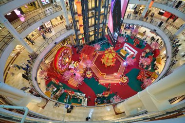 KUALA LUMPUR, MALAYSIA - CIRCA JANUARY, 2020: Kuala Lumpur 'daki Suria KLCC alışveriş merkezinin iç çekimi.