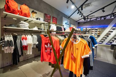 KUALA LUMPUR, MALAYSIA - CIRCA JANUARY, 2020: Kuala Lumpur 'daki Suria KLCC alışveriş merkezindeki Adidas mağazasının iç çekimi.