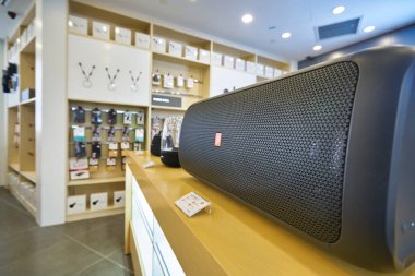 KUALA LUMPUR, MALAYSIA - CIRCA JANUARY, 2020: Kuala Lumpur 'daki Suria KLCC alışveriş merkezindeki Huawei Experience Store' da JBL Parti Kutusu 300 'ün yakın çekimi.