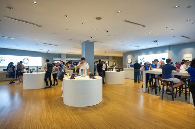 KUALA LUMPUR, MALAYSIA - CIRCA JANUARY, 2020: Kuala Lumpur 'daki Makine Suria KLCC mağazasının iç çekimi. Makine, Malezya 'daki en büyük Apple Premium Reserdir..