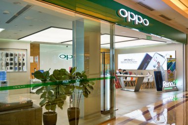 KUALA LUMPUR, MALAYSIA - CIRCA JANUARY, 2020: OPPO amiral dükkânı Kuala Lumpur 'daki Suria KLCC alışveriş merkezi.
