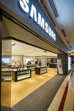 KUALA LUMPUR, MALAYSIA - CIRCA JANUARY, 2020: Kuala Lumpur 'daki Suria KLCC alışveriş merkezinde Samsung mağaza önü.