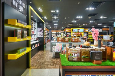 KUALA LUMPUR, MALAYSIA - CIRCA JANUARY, 2020: Kuala Lumpur 'daki Suria KLCC alışveriş merkezindeki Remax mağazasının iç çekimi.