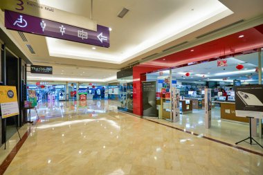 KUALA LUMPUR, MALAYSIA - CIRCA JANUARY, 2020: Kuala Lumpur 'daki Suria KLCC alışveriş merkezinin iç çekimi.