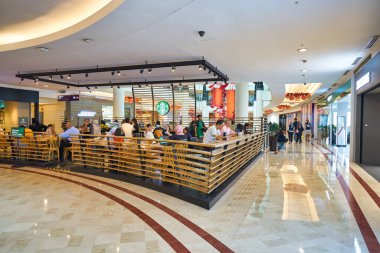 KUALA LUMPUR, MALAYSIA - CIRCA JANUARY, 2020: Kuala Lumpur 'daki Suria KLCC alışveriş merkezinin iç çekimi.