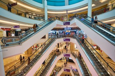 KUALA LUMPUR, MALAYSIA - CIRCA JANUARY, 2020: Kuala Lumpur 'daki Suria KLCC alışveriş merkezinin iç çekimi.