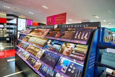 KUALA LUMPUR, MALAYSIA - CIRCA JANUARY, 2020: Kuala Lumpur 'daki Suria KLCC alışveriş merkezinde Sephora mağazasında kişisel bakım ürünleri sergileniyor.
