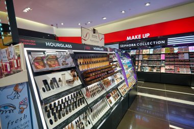 KUALA LUMPUR, MALAYSIA - CIRCA JANUARY, 2020: Kuala Lumpur 'daki Suria KLCC alışveriş merkezinde Sephora mağazasında kişisel bakım ürünleri sergileniyor.