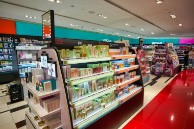 KUALA LUMPUR, MALAYSIA - CIRCA JANUARY, 2020: Kuala Lumpur 'daki Suria KLCC alışveriş merkezinde Sephora mağazasında kişisel bakım ürünleri sergileniyor.