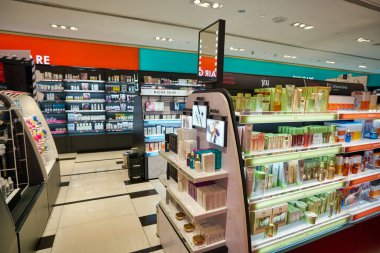 KUALA LUMPUR, MALAYSIA - CIRCA JANUARY, 2020: Kuala Lumpur 'daki Suria KLCC alışveriş merkezinde Sephora mağazasında kişisel bakım ürünleri sergileniyor.