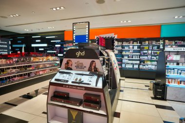 KUALA LUMPUR, MALAYSIA - CIRCA JANUARY, 2020: Kuala Lumpur 'daki Suria KLCC alışveriş merkezinde Sephora mağazasında kişisel bakım ürünleri sergileniyor.