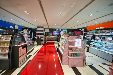 KUALA LUMPUR, MALAYSIA - CIRCA JANUARY, 2020: Kuala Lumpur 'daki Suria KLCC alışveriş merkezinde Sephora mağazasında kişisel bakım ürünleri sergileniyor.