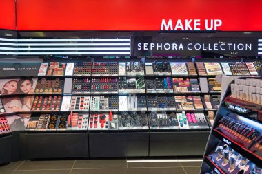 KUALA LUMPUR, MALAYSIA - CIRCA JANUARY, 2020: Kuala Lumpur 'daki Suria KLCC alışveriş merkezinde Sephora mağazasında kişisel bakım ürünleri sergileniyor.
