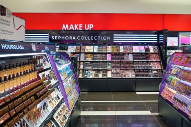 KUALA LUMPUR, MALAYSIA - CIRCA JANUARY, 2020: Kuala Lumpur 'daki Suria KLCC alışveriş merkezinde Sephora mağazasında kişisel bakım ürünleri sergileniyor.