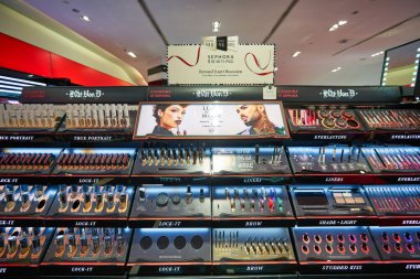 KUALA LUMPUR, MALAYSIA - CIRCA JANUARY, 2020: Kuala Lumpur 'daki Suria KLCC alışveriş merkezinde Sephora mağazasında kişisel bakım ürünleri sergileniyor.