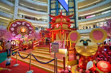 KUALA LUMPUR, MALAYSIA - CIRCA JANUARY, 2020: Kuala Lumpur 'daki Suria KLCC alışveriş merkezinde görülen Çin Yeni Yıl dekorasyonları.