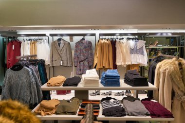 KUALA LUMPUR, MALAYSIA - CIRCA JANUARY, 2020: Kuala Lumpur 'daki Suria KLCC alışveriş merkezinde Zara mağazasının iç çekimi.