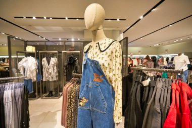 KUALA LUMPUR, MALAYSIA - CIRCA JANUARY, 2020: Kuala Lumpur 'daki Suria KLCC alışveriş merkezinde Zara mağazasının iç çekimi.