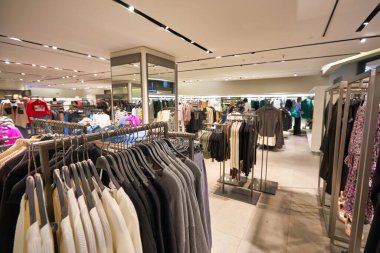 KUALA LUMPUR, MALAYSIA - CIRCA JANUARY, 2020: Kuala Lumpur 'daki Suria KLCC alışveriş merkezinde Zara mağazasının iç çekimi.