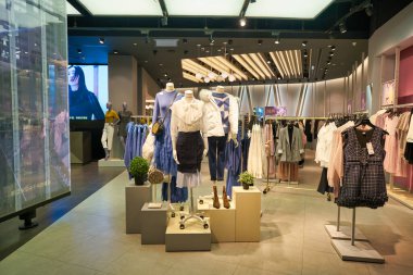 KUALA LUMPUR, MALAYSIA - CIRCA JANUARY, 2020: Kuala Lumpur 'daki Suria KLCC alışveriş merkezindeki Vero Moda mağazasının iç çekimi.