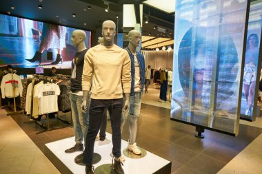 KUALA LUMPUR, MALAYSIA - CIRCA JANUARY, 2020: Kuala Lumpur 'daki Suria KLCC alışveriş merkezinde Jack & Jones mağazasının iç çekimi.