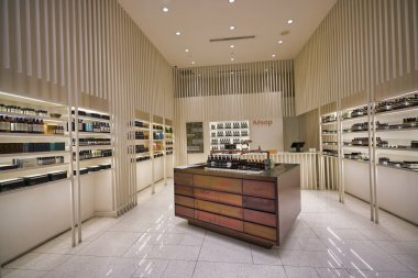 KUALA LUMPUR, MALAYSIA - CIRCA JANUARY, 2020: Kuala Lumpur 'daki Suria KLCC alışveriş merkezindeki estetik mağazasının iç çekimi.