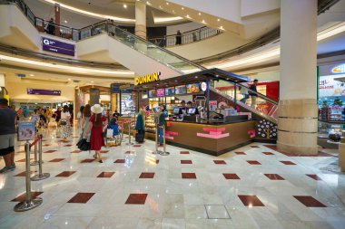 KUALA LUMPUR, MALAYSIA - CIRCA JANUARY, 2020: Kuala Lumpur 'daki Suria KLCC alışveriş merkezinde Dunkin' Donuts.