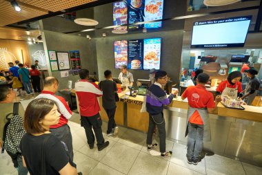 KUALA LUMPUR, MALAYSIA - CIRCA JANUARY, 2020: Kuala Lumpur 'daki McDonald' s restoranında insanlar.