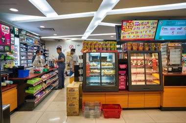 KUALA LUMPUR, MALAYSIA - CIRCA JANUARY, 2020: Kuala Lumpur 'daki 7-Eleven mağazasının iç çekimi.