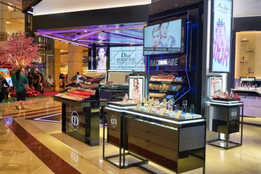 KUALA LUMPUR, MALAYSIA - CIRCA JANUARY, 2020: Kuala Lumpur 'daki Suria KLCC alışveriş merkezinde sergilenen Dior kişisel bakım ürünleri.