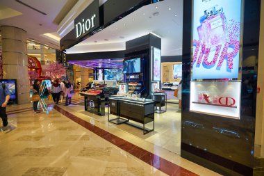 KUALA LUMPUR, MALAYSIA - CIRCA JANUARY, 2020: Kuala Lumpur 'daki Suria KLCC alışveriş merkezinde Dior mağaza önü.