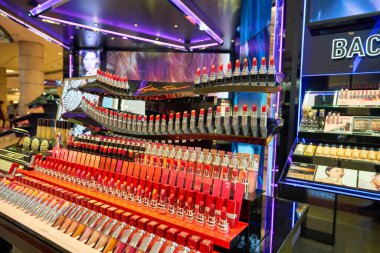 KUALA LUMPUR, MALAYSIA - CIRCA JANUARY, 2020: Suria KLCC 'nin Kuala Lumpur' daki alışveriş merkezinde ruj gösterimi.