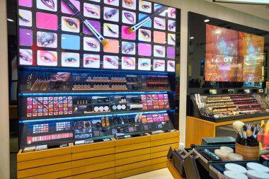 KUALA LUMPUR, MALAYSIA - CIRCA JANUARY, 2020: Shu Uemura kişisel bakım ürünleri Kuala Lumpur 'daki Suria KLCC alışveriş merkezinde sergileniyor.