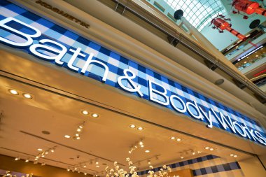 KUALA LUMPUR, MALAYSIA - CIRCA JANUARY, 2020: Bath and Body Works markası Kuala Lumpur 'daki Suria KLCC alışveriş merkezindeki bir mağaza girişinin üzerinde.