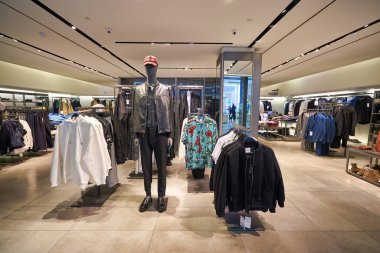 KUALA LUMPUR, MALAYSIA - CIRCA JANUARY, 2020: Kuala Lumpur 'daki Suria KLCC alışveriş merkezinde Zara mağazasının iç çekimi.