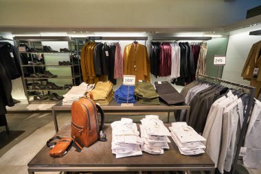 KUALA LUMPUR, MALAYSIA - CIRCA JANUARY, 2020: Kuala Lumpur 'daki Suria KLCC alışveriş merkezinde Zara mağazasının iç çekimi.