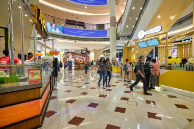 KUALA LUMPUR, MALAYSIA - CIRCA JANUARY, 2020: Kuala Lumpur 'daki Suria KLCC alışveriş merkezinin iç çekimi.