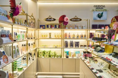 KUALA LUMPUR, MALAYSIA - CIRCA JANUARY, 2020: Kuala Lumpur 'daki Suria KLCC alışveriş merkezinde kişisel bakım ürünleri sergileniyor.