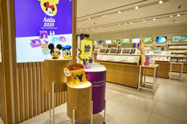 KUALA LUMPUR, MALAYSIA - CIRCA JANUARY, 2020: Kuala Lumpur 'daki Suria KLCC alışveriş merkezinde kişisel bakım ürünleri sergileniyor.