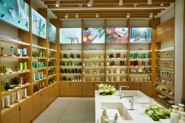 KUALA LUMPUR, MALAYSIA - CIRCA JANUARY, 2020: Kuala Lumpur 'daki Suria KLCC alışveriş merkezinde kişisel bakım ürünleri sergileniyor.