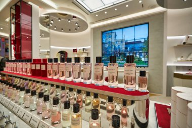 KUALA LUMPUR, MALAYSIA - CIRCA JANUARY, 2020: Dior parfüm şişeleri Kuala Lumpur 'daki Suria KLCC alışveriş merkezinde sergileniyor.