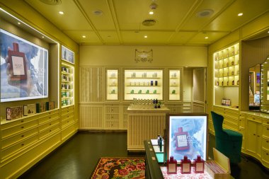 KUALA LUMPUR, MALAYSIA - CIRCA JANUARY, 2020: Kuala Lumpur 'daki Suria KLCC alışveriş merkezinde sergilenen Gucci parfüm şişeleri.